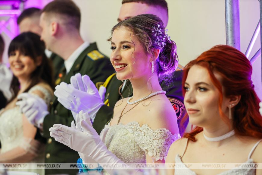 Военнослужащие и медики станцевали на офицерском балу в Бресте