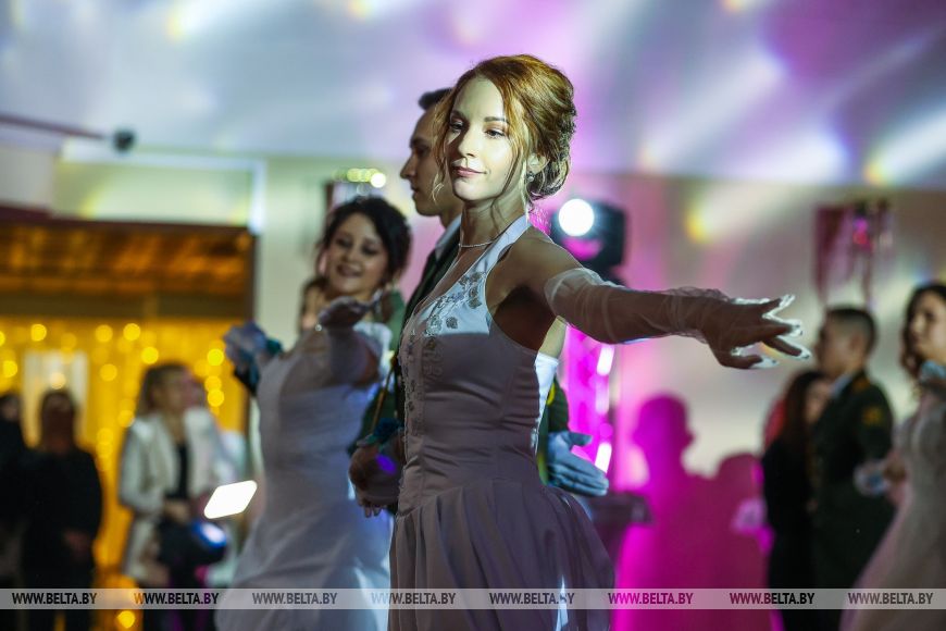 Военнослужащие и медики станцевали на офицерском балу в Бресте