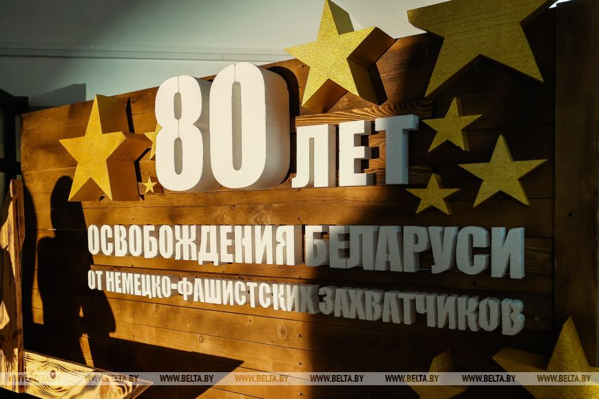 Военнослужащие и медики станцевали на офицерском балу в Бресте