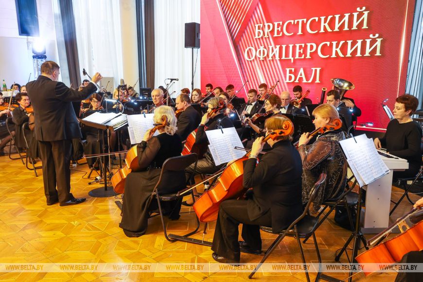 Военнослужащие и медики станцевали на офицерском балу в Бресте