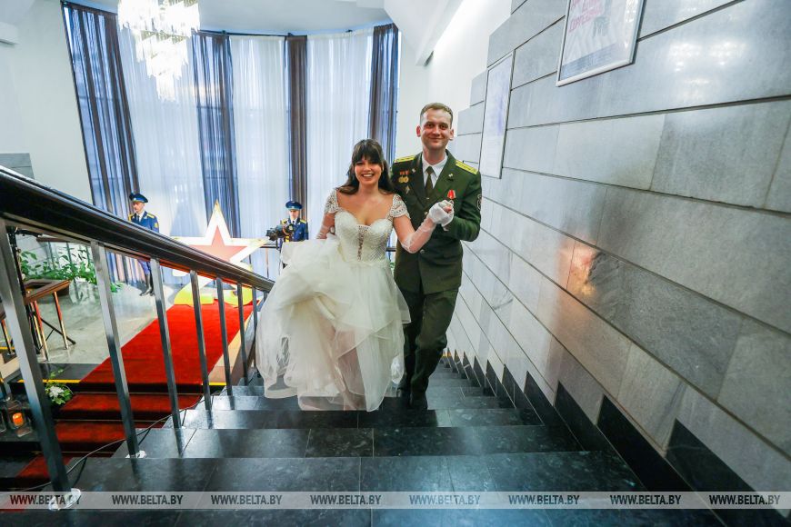 Военнослужащие и медики станцевали на офицерском балу в Бресте