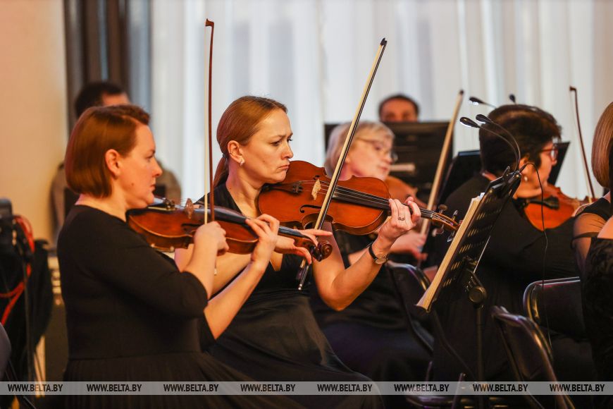 Военнослужащие и медики станцевали на офицерском балу в Бресте
