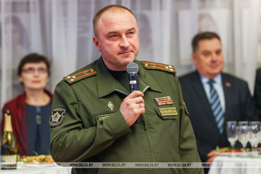 Военнослужащие и медики станцевали на офицерском балу в Бресте