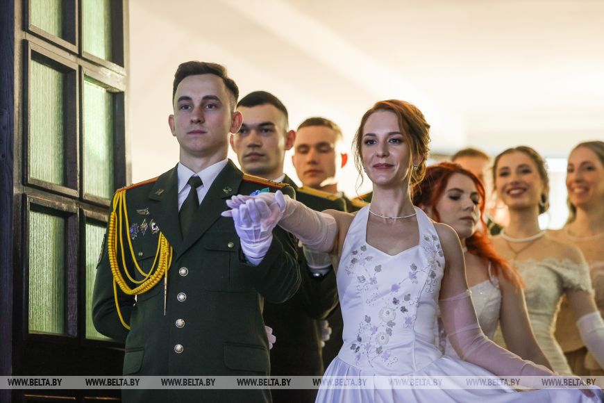 Военнослужащие и медики станцевали на офицерском балу в Бресте