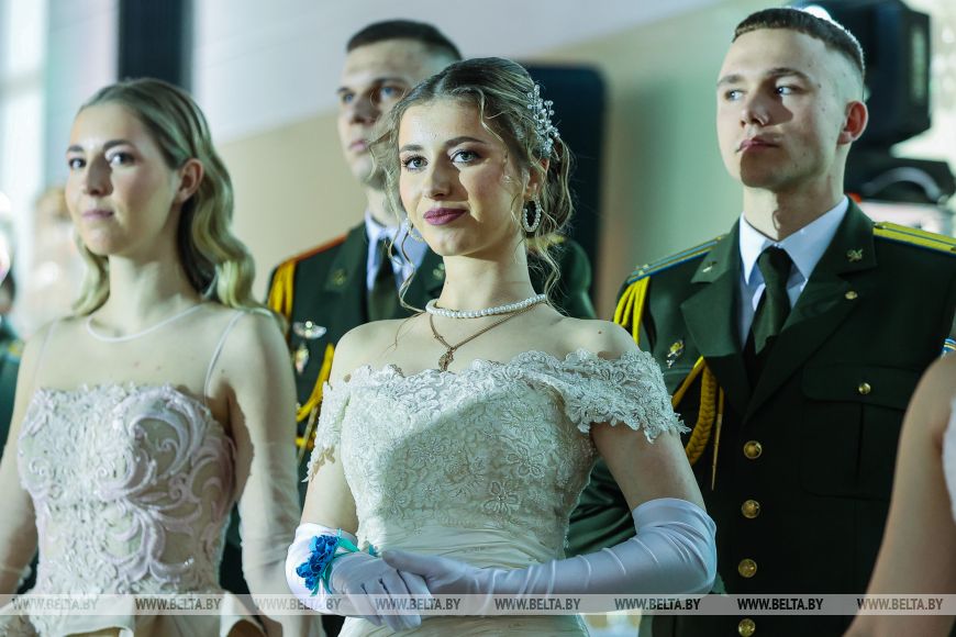 Военнослужащие и медики станцевали на офицерском балу в Бресте