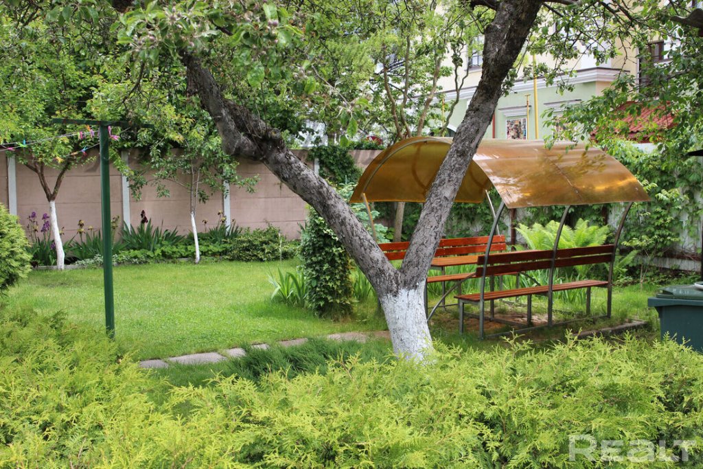 На этой улице Бреста располагаются самые дорогие дома города. Посмотрели, что тут продается