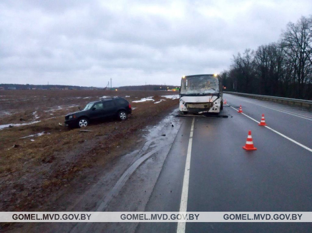Жуткое ДТП в Гомельской области: легковушка столкнулась с автобусом — один человек погиб, пятеро пострадали