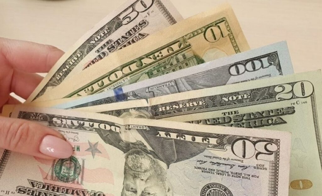 Белоруска одолжила у знакомой 52 тысячи долларов, у другой — 13. Возвращать и не собиралась