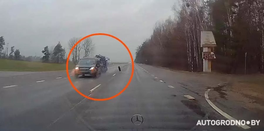 Вот это прилет: водитель еле увернулся от встречного колеса. А второй водитель не успел