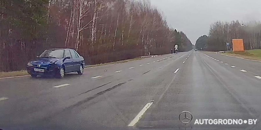 Вот это прилет: водитель еле увернулся от встречного колеса. А второй водитель не успел