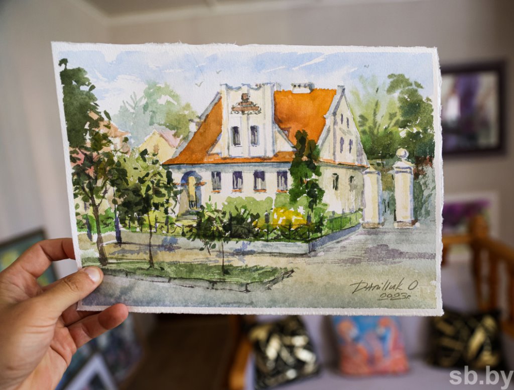 В Бресте открылась выставка «Где? Кто?» с изображениями уютных городских двориков