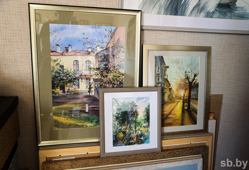 В Бресте открылась выставка «Где? Кто?» с изображениями уютных городских двориков