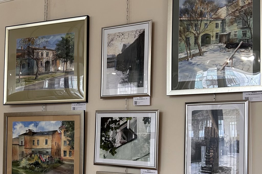 В Бресте открылась выставка «Где? Кто?» с изображениями уютных городских двориков