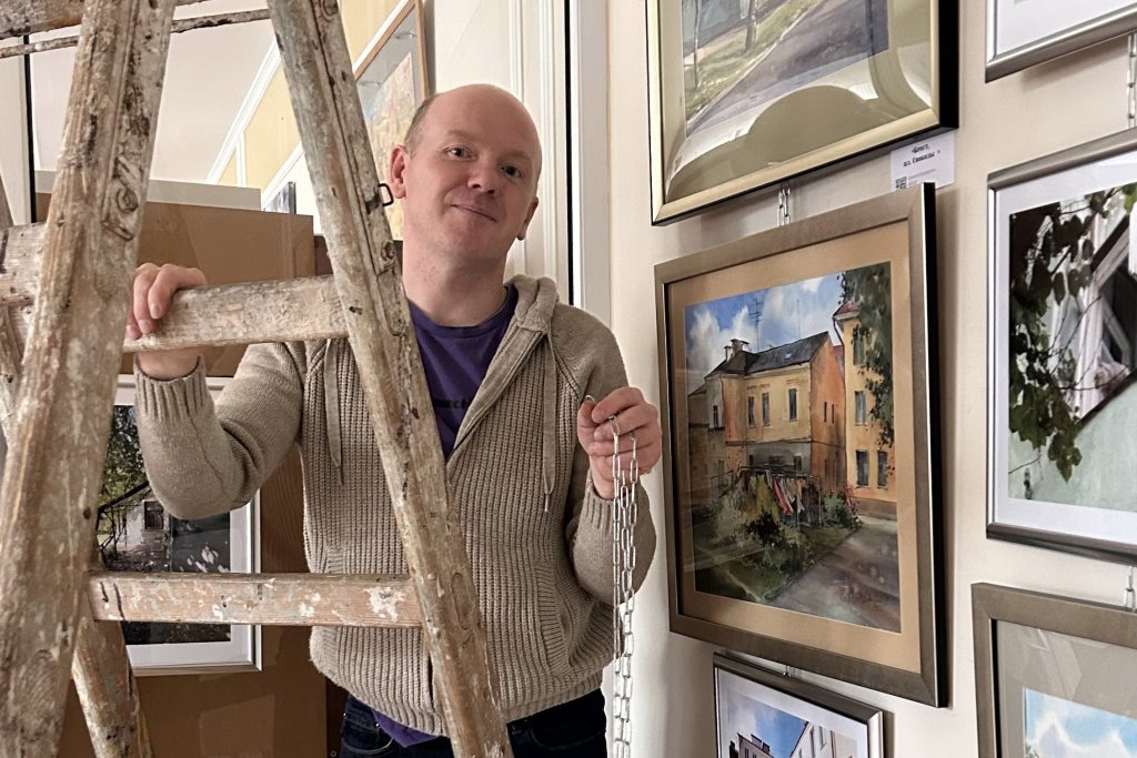 В Бресте открылась выставка «Где? Кто?» с изображениями уютных городских двориков