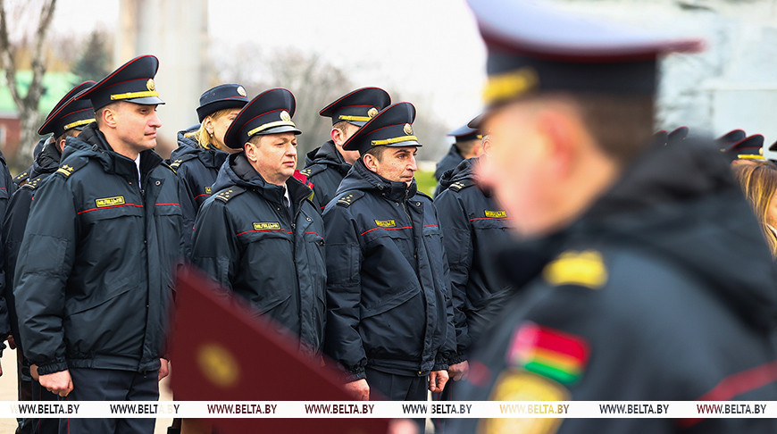 В Брестской крепости около 100 милиционерам вручили награды и погоны
