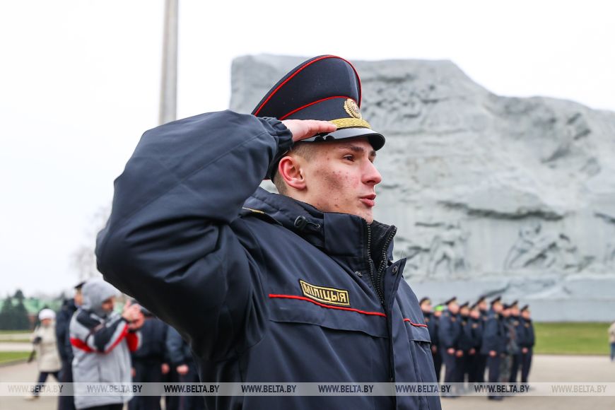 В Брестской крепости около 100 милиционерам вручили награды и погоны