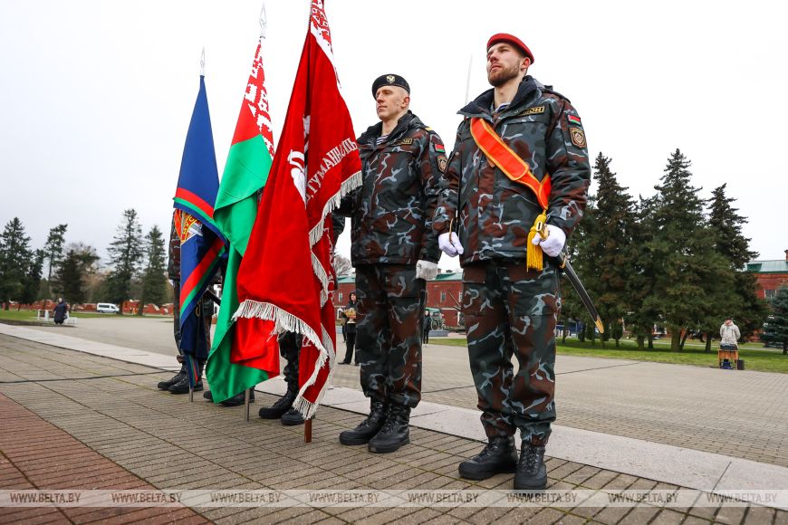 В Брестской крепости около 100 милиционерам вручили награды и погоны