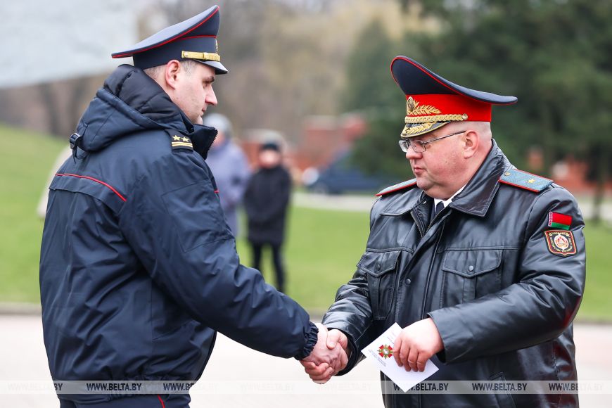 В Брестской крепости около 100 милиционерам вручили награды и погоны