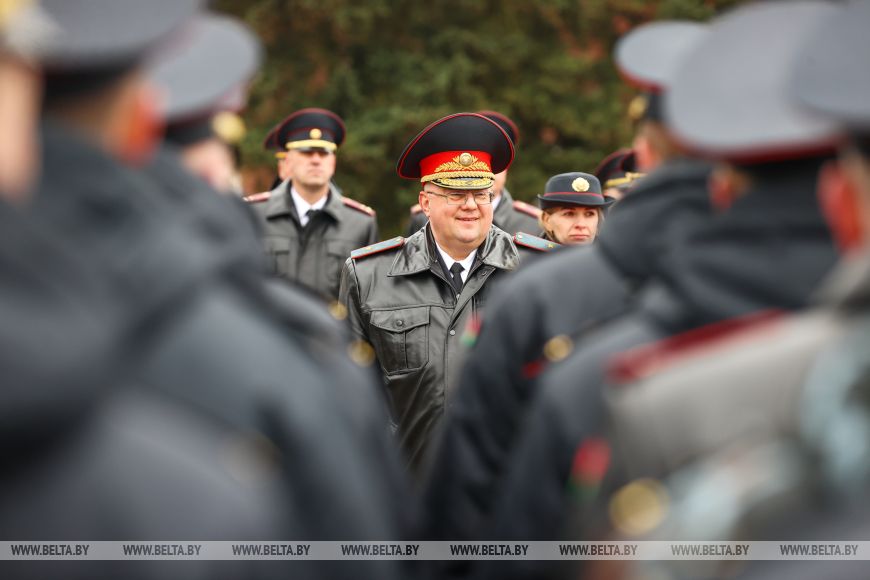 В Брестской крепости около 100 милиционерам вручили награды и погоны