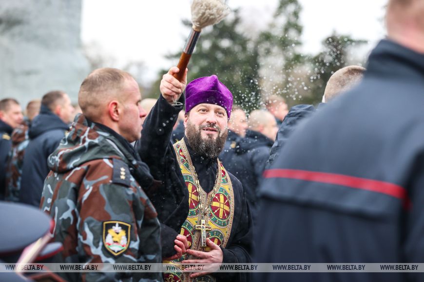 В Брестской крепости около 100 милиционерам вручили награды и погоны