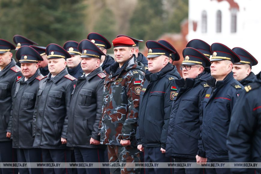 В Брестской крепости около 100 милиционерам вручили награды и погоны