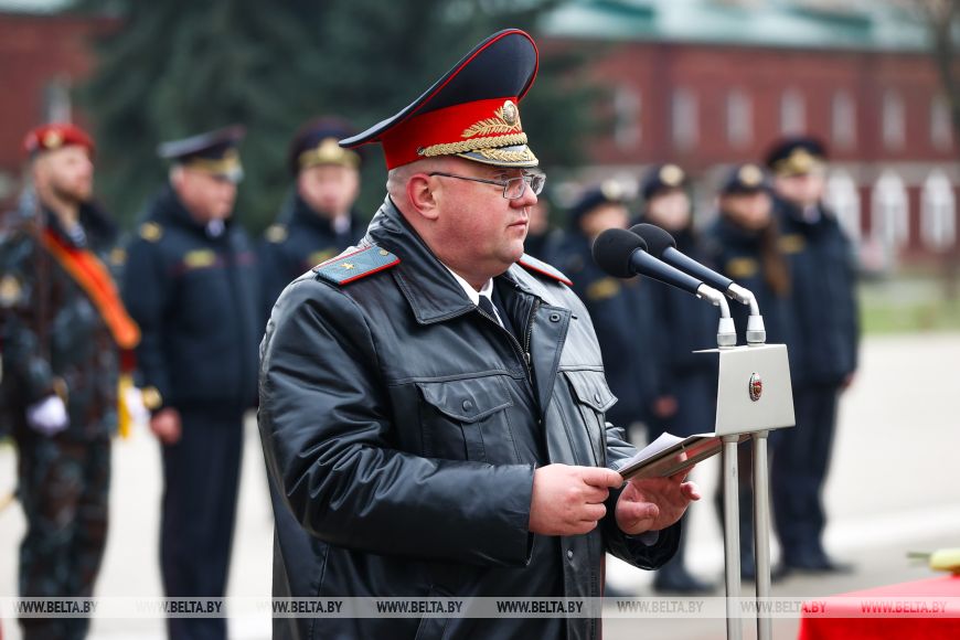 В Брестской крепости около 100 милиционерам вручили награды и погоны