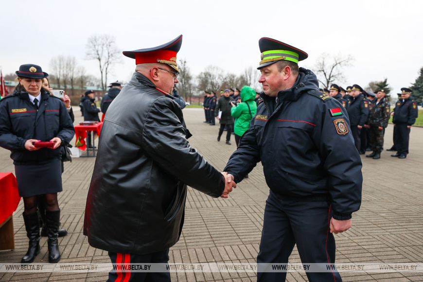 В Брестской крепости около 100 милиционерам вручили награды и погоны
