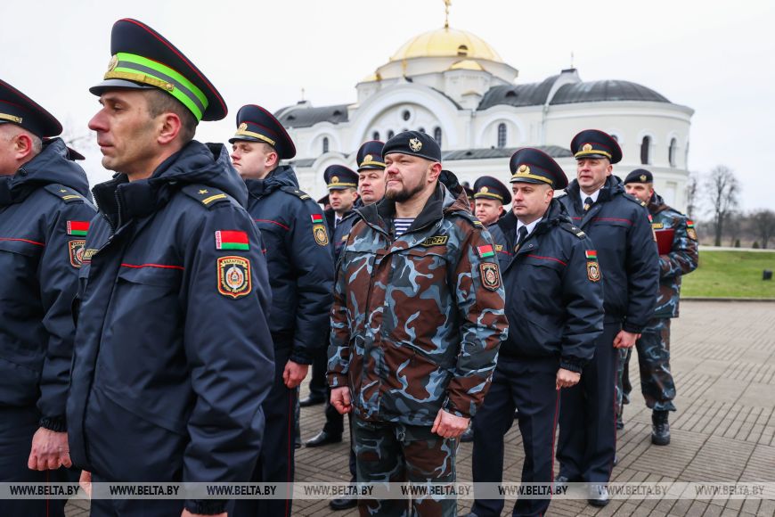 В Брестской крепости около 100 милиционерам вручили награды и погоны
