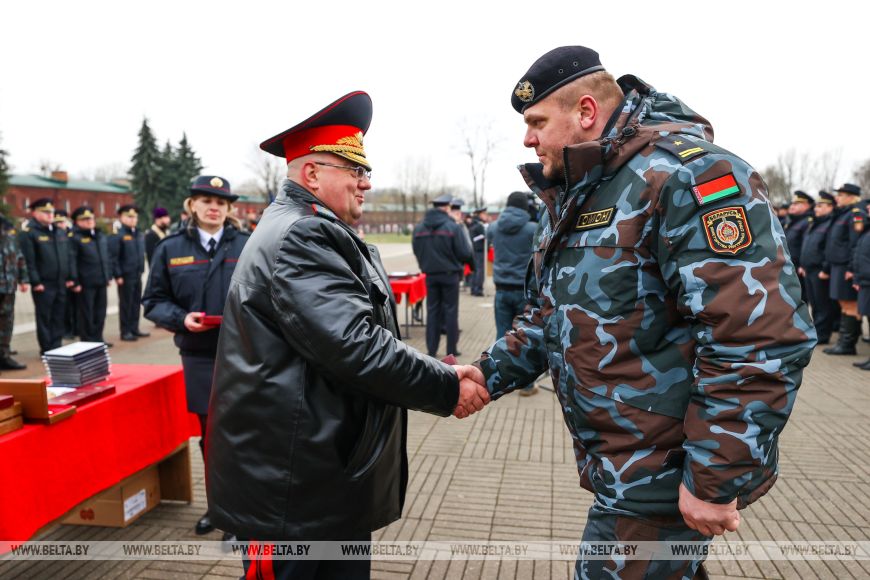 В Брестской крепости около 100 милиционерам вручили награды и погоны