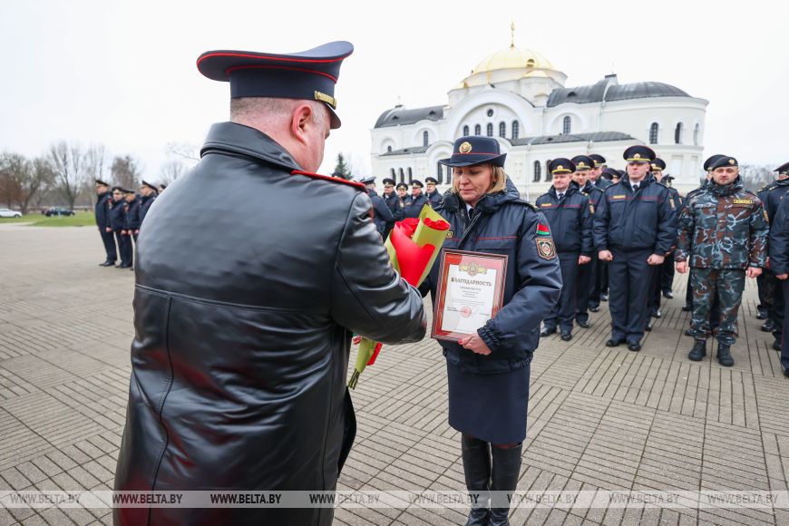 В Брестской крепости около 100 милиционерам вручили награды и погоны