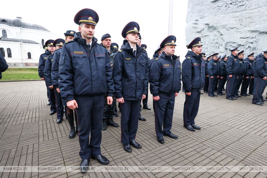 В Брестской крепости около 100 милиционерам вручили награды и погоны