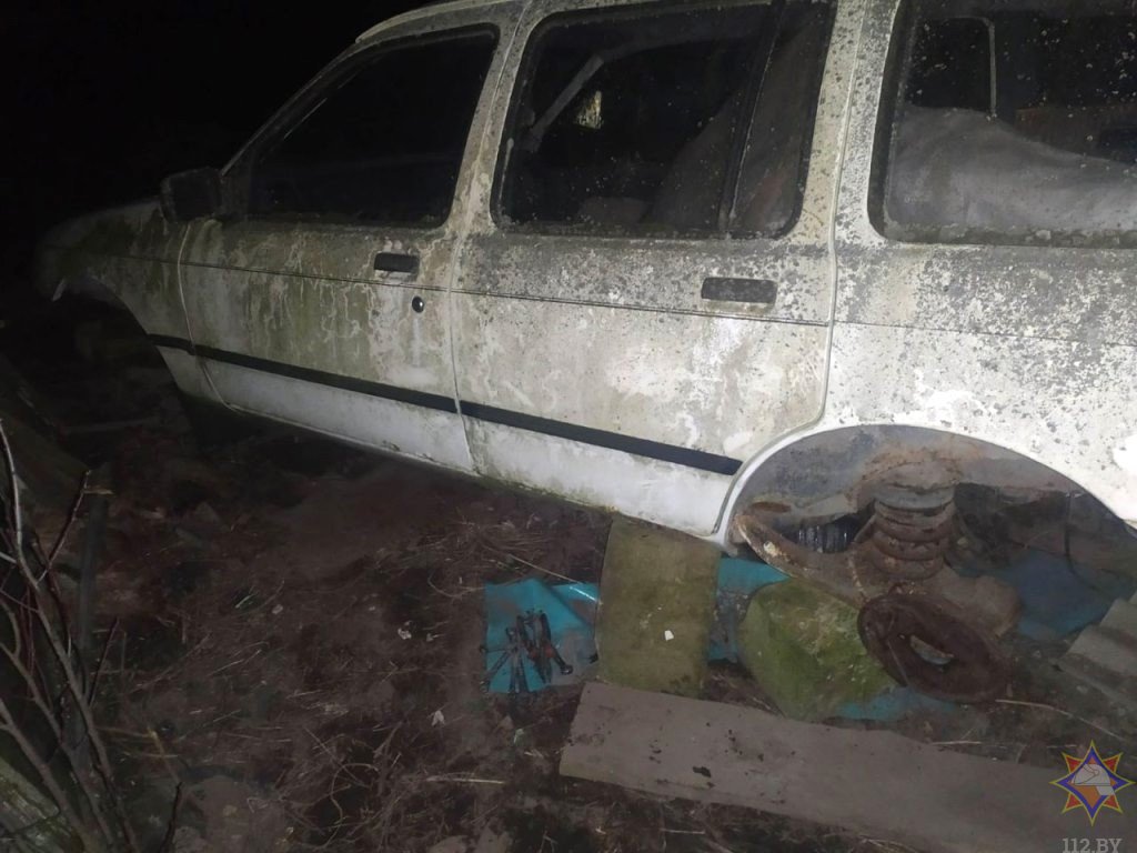 В Пружанском районе работники МЧС спасли мужчину, которого придавило машиной