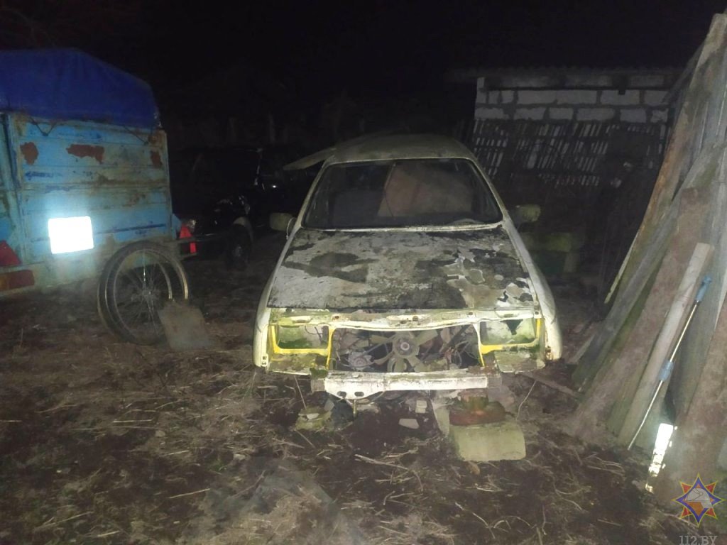 В Пружанском районе работники МЧС спасли мужчину, которого придавило машиной