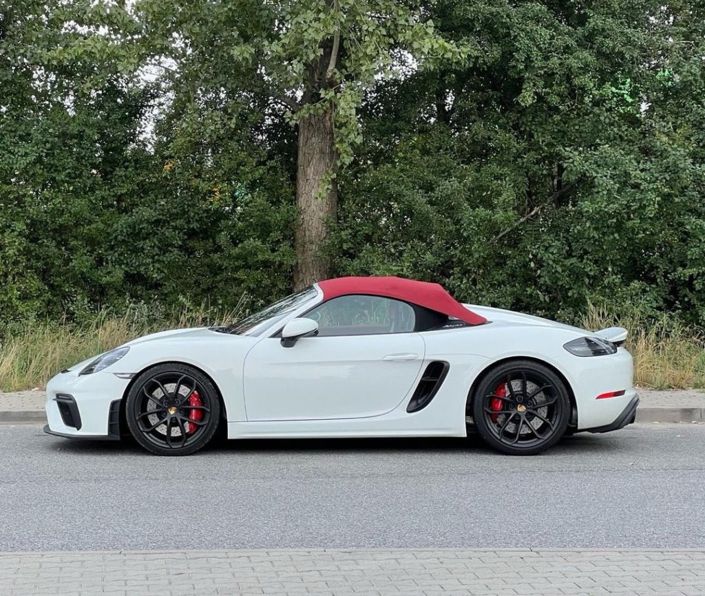 В Польше с закрытого паркинга угнали Porsche белоруса