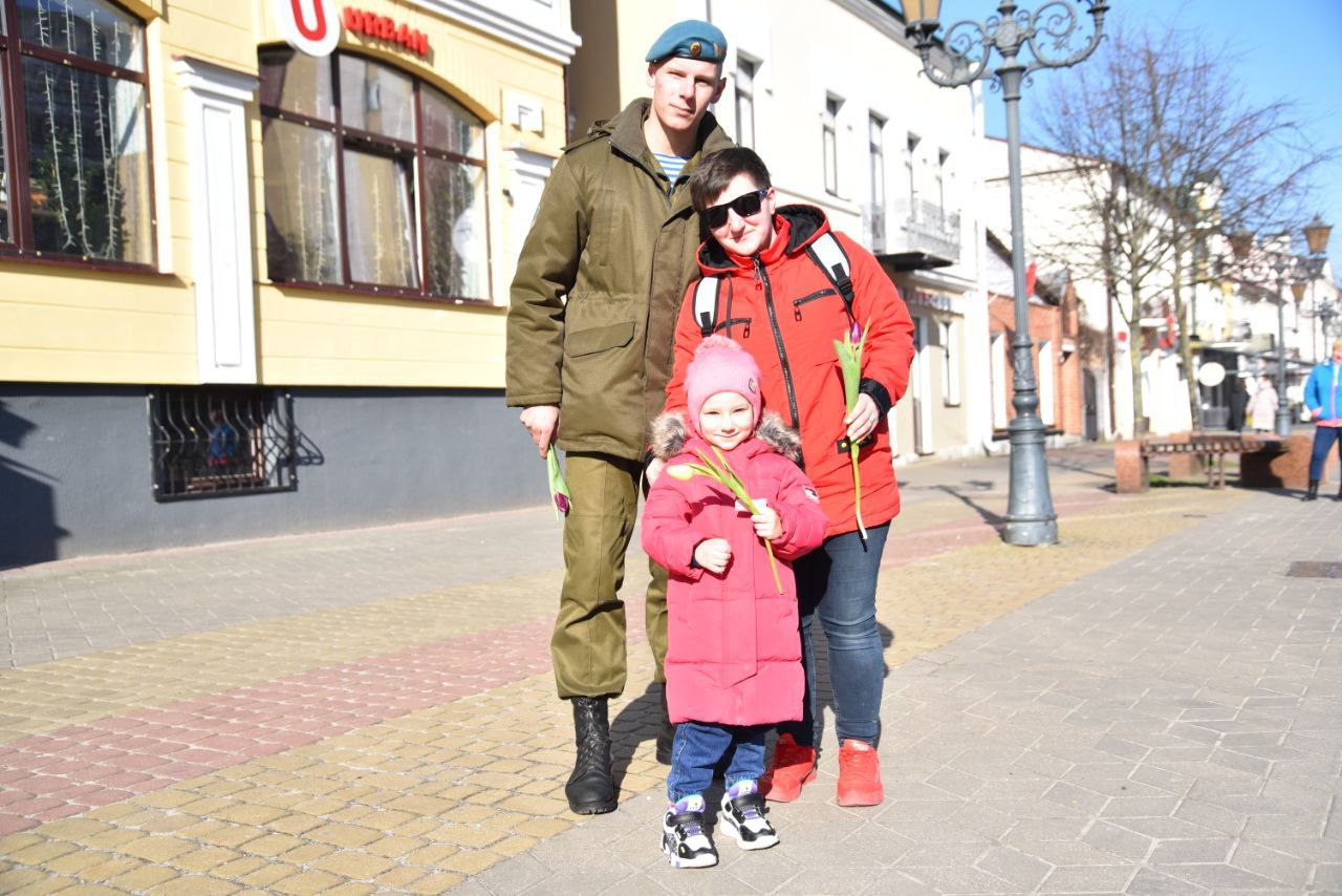 Военнослужащие 38-ой Брестской отдельной гвардейской десантно-штурмовой бригады поздравили брестчанок с Днём женщин