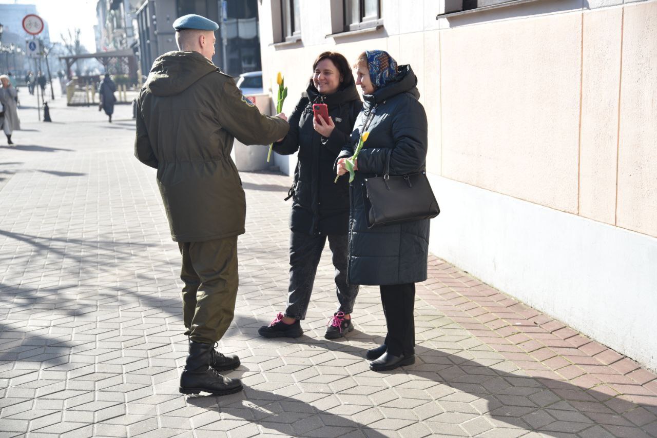 Военнослужащие 38-ой Брестской отдельной гвардейской десантно-штурмовой бригады поздравили брестчанок с Днём женщин