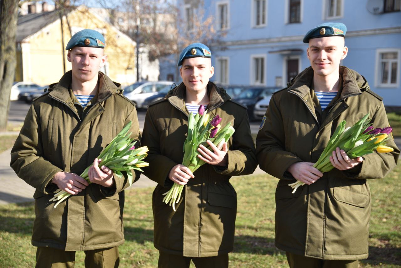 Военнослужащие 38-ой Брестской отдельной гвардейской десантно-штурмовой бригады поздравили брестчанок с Днём женщин