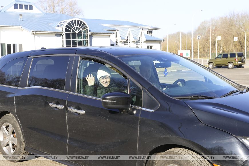 Брестские пограничники поздравили с 8 Марта въезжающих в Беларусь женщин