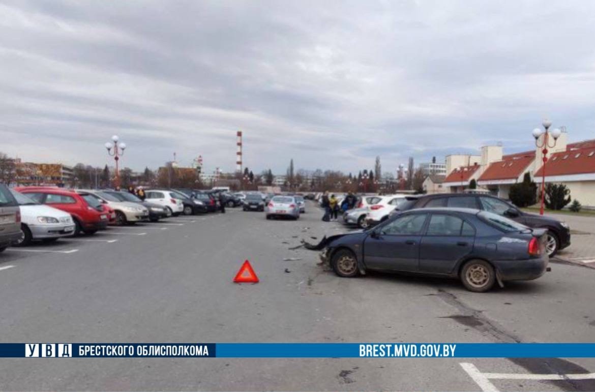 Возле спортивного комплекса «Брестский ледовый дворец» произошло ДТП