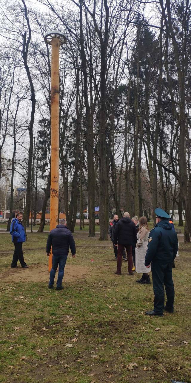 В Бресте новый масленичный столб прошел испытание на прочность и устойчивость.