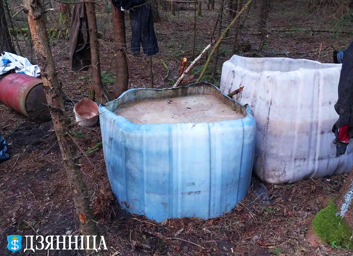 Милиция «накрыла» в лесу самогонный мини-завод