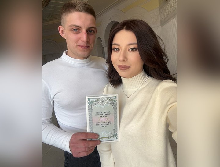 Починил кран, называется. В Барановичах пара расписалась спустя три месяца после знакомства