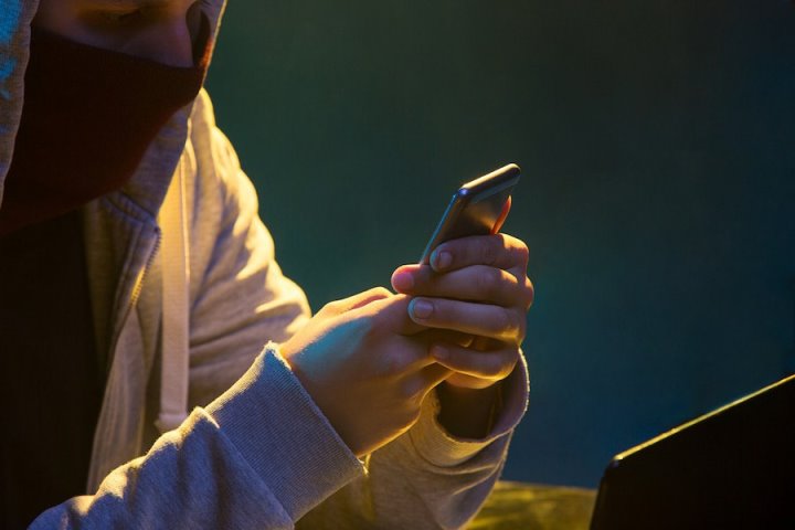 Раскрыта новая уловка мошенников с кражей денег через экран смартфона