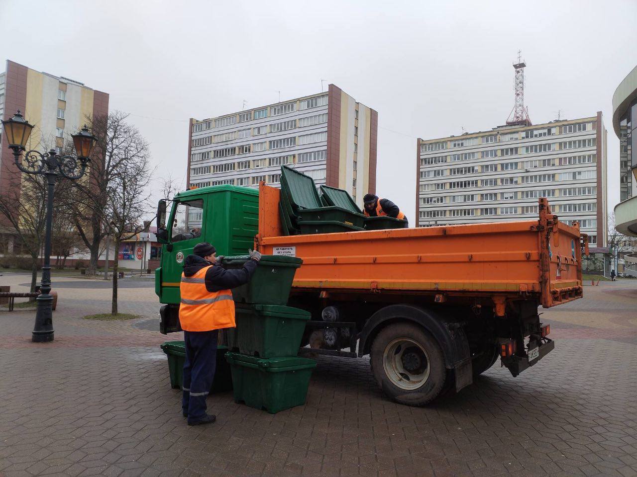 В Бресте активно идут работы по уборке и благоустройству территорий