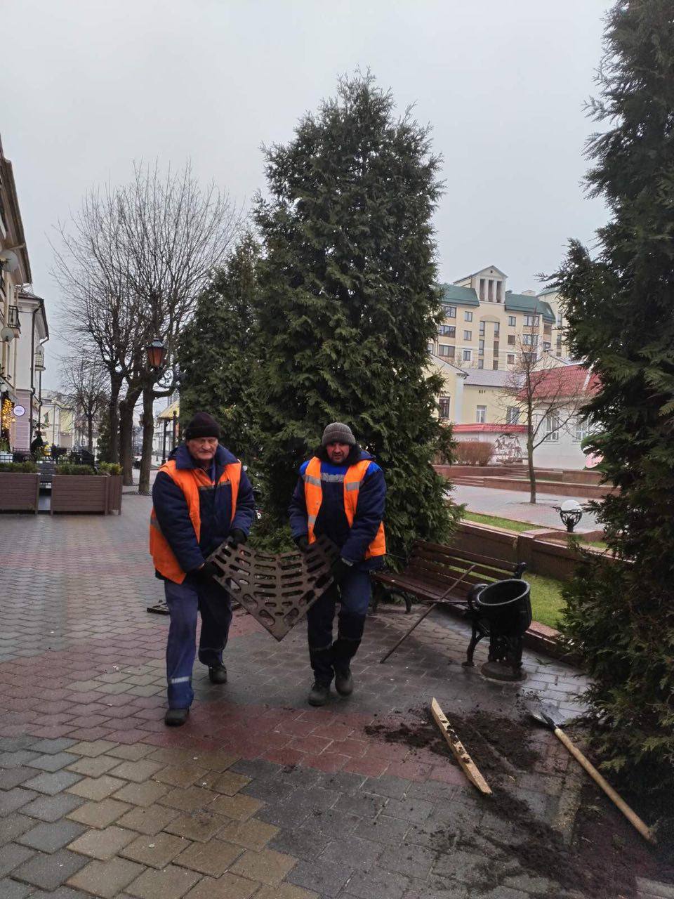 В Бресте активно идут работы по уборке и благоустройству территорий