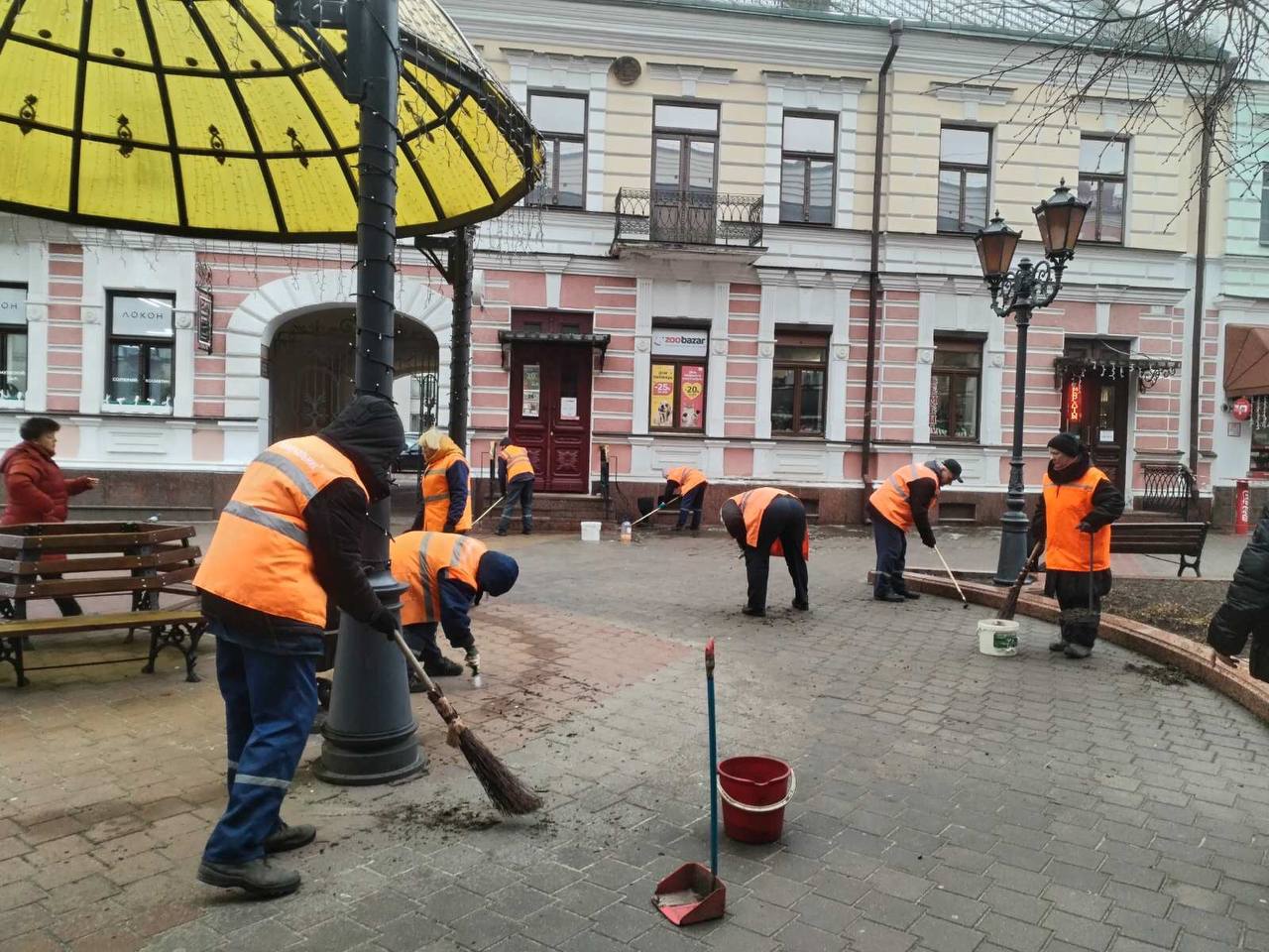 В Бресте активно идут работы по уборке и благоустройству территорий