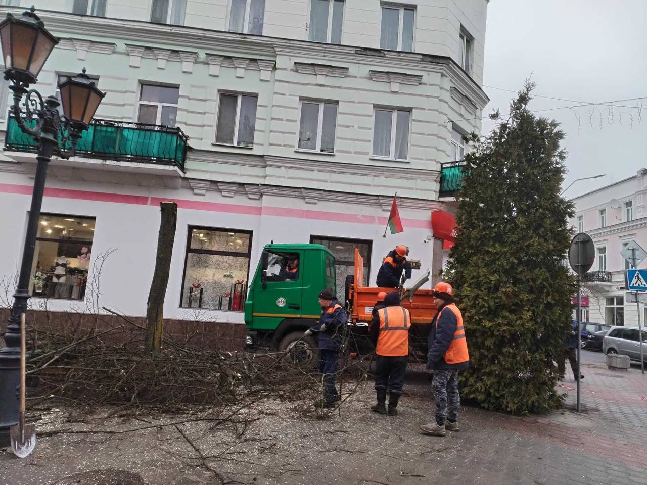 В Бресте активно идут работы по уборке и благоустройству территорий
