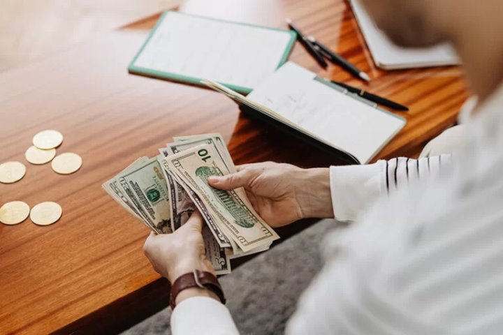 Если получил деньги из-за границы. Инспектор рассказала, какие суммы и от кого подлежат декларации
