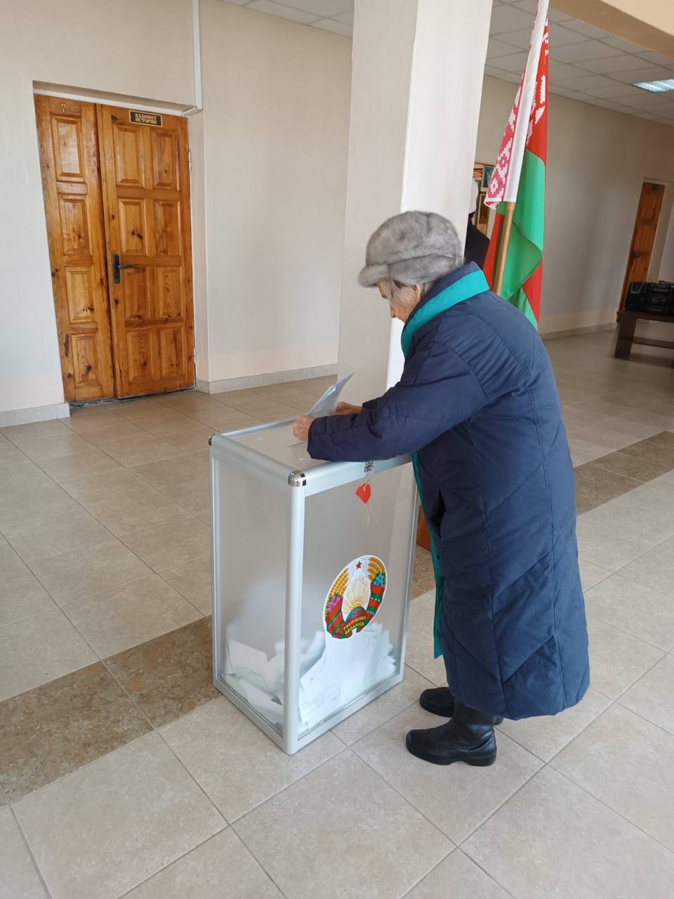 В Бресте 103-летняя жительница пришла на избирательный участок