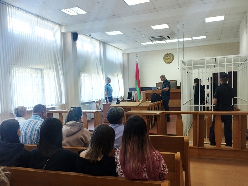 В Беларуси студент сбросил с 8-го этажа высотки стул и попал в прохожую. Как его наказали?